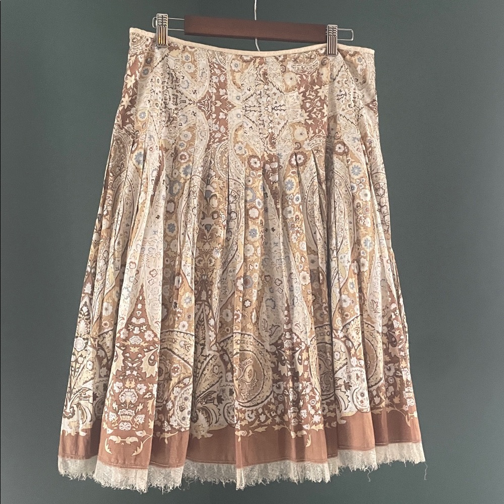 Elie Tahari White and Beige Patterned Fabric